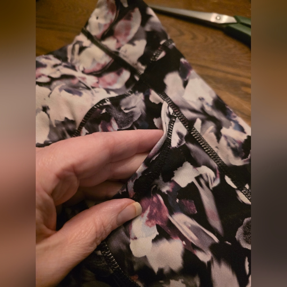 GAIAM Artistic Patterned Top with Dark Hues Sz. Medium - Picture 8 of 8